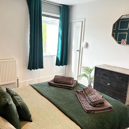 Alsager Town Centre Apartment Buitenkant foto
